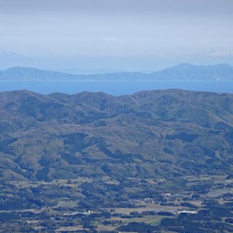 角田山と弥彦山が近く見える。