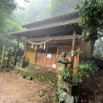 宮地山から下った所にある奥の院