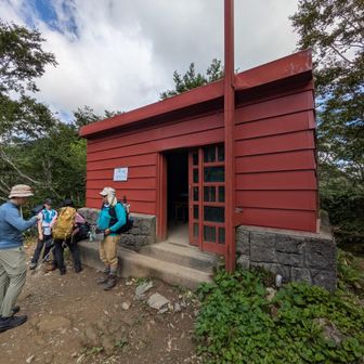 熊穴沢避難小屋