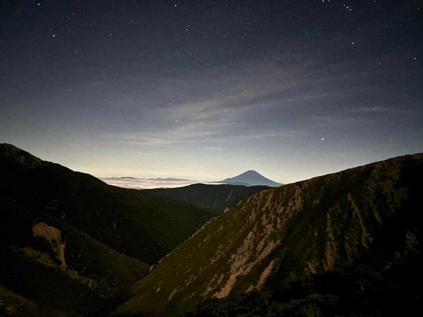 月明かりと富士山で朝からテンション上がります🥰