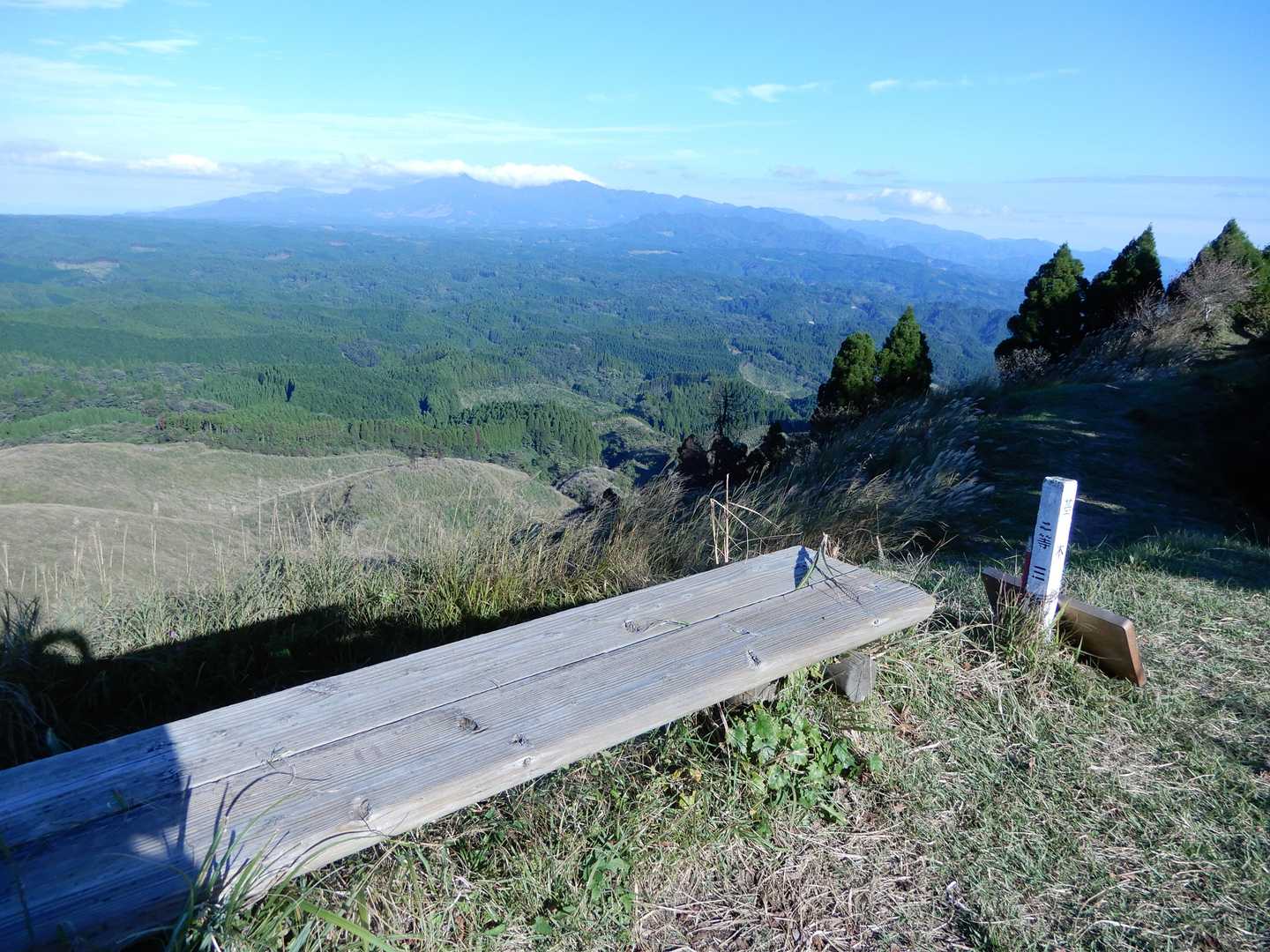 清栄山に戻ってきました。祖母山の山頂はまだ雲☁️の中です(^.^)