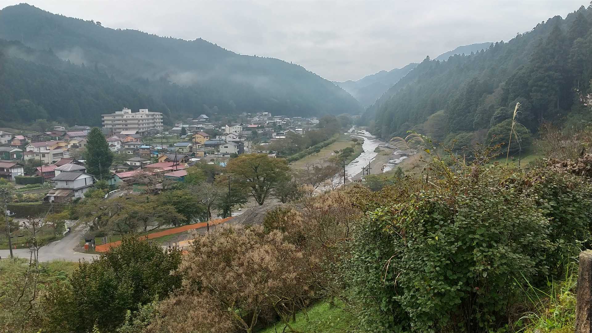 さわらびの湯、駐車場からの景色。
無料はありがたい❗️
その心意気が嬉しいのです😃