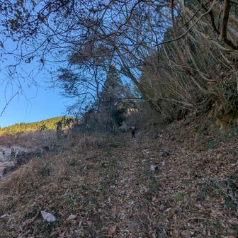 駐車場で身支度を整えて8時43分にスタートしました😊広い駐車場ですがトイレがありませので注意して下さい（山頂付近にあります。）🚻