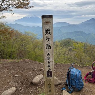 富士山🗻観るにも絶景ポイント
先着２人、後からソロ、トレランすれ違い２、下山時にカップル。広くてベンチ有り。