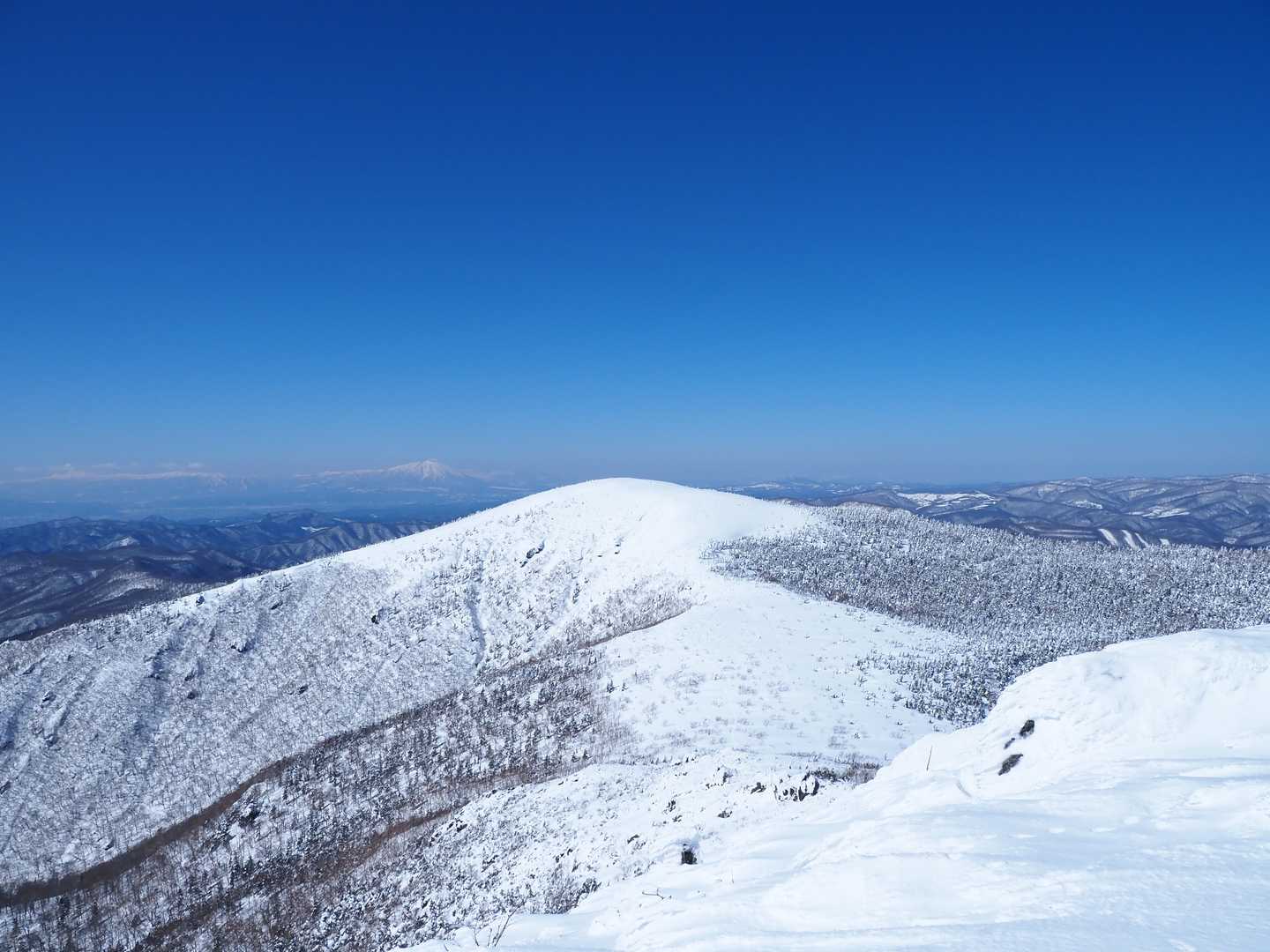 西に毛無森🗻と岩手山🗻