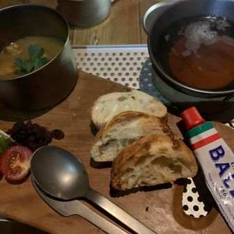 翌朝。
雨なので空木岳は中止に。

下山するだけなので、小屋の中でゆっくりと朝食とります。
・ポルペッティーニのスープ
・アンチョビトースト
・チーズ、トマト、レーズン
・ほうじ茶
・コーヒー