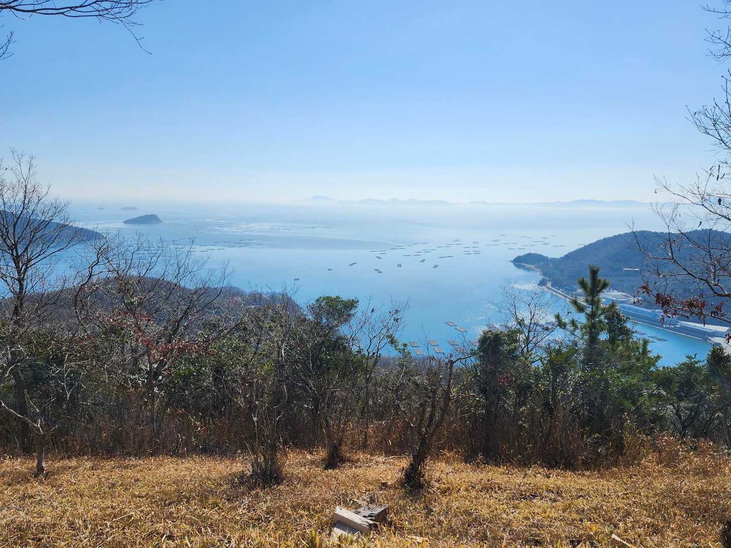 牡蠣筏が浮かんでる赤穂らしい海の景色
