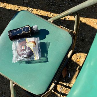 神社前のちょうど良いところに椅子があったので、絶景を見ながらコーヒータイム☕️
大好きな😘セブンのチョコ生サンドと一緒に💕