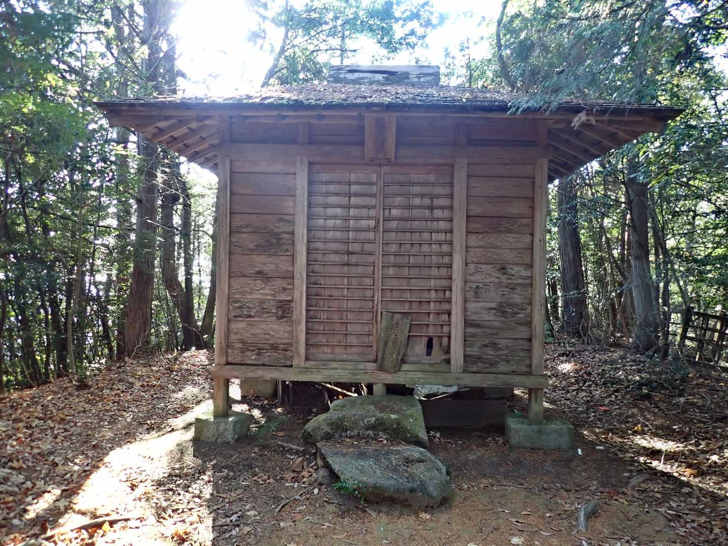 三鬼堂。500mオーバーですから、高さ的にはこのピークが山頂です。