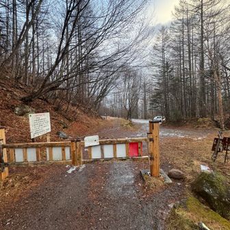 ツルツル氷の上に水、アイゼン必須