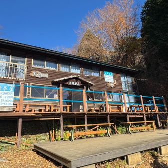 見晴茶屋　手すりがブルーになってた