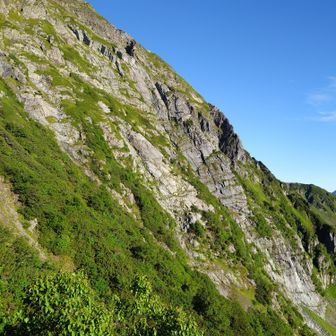 八本歯のコルを抜けても、延々と階段・はしごが繰り返します。ポールをしまうかどうか悩みどころ。僕は基本、しまわず行きましたが。ともあれ、北岳バットレスがよく見えるのが救い。最初に見えたとき、これかー！って声を上げました。