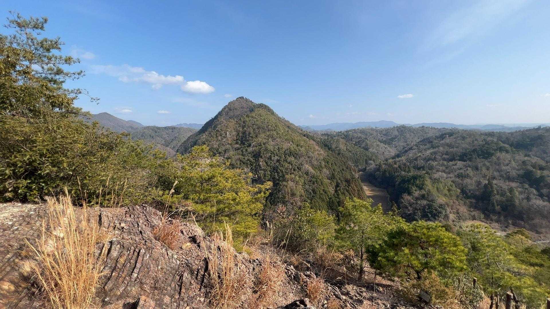 いや違う？あれは山之上富士山だ‼️
いわゆるご当地富士の一つですね。