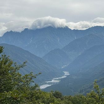 剱さんが傘かぶってて見えない