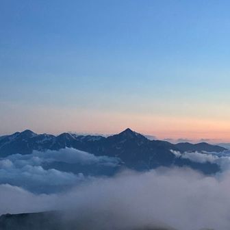 夕陽は諦めていたら、いつの間か空がキレイに焼けていました✨剱岳か美しい。