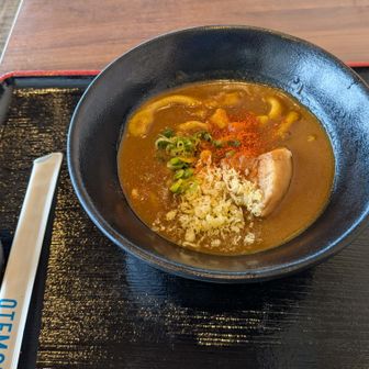 ここきたら絶対これ！　もっりした伊勢うどんに特製カレーと豚の角煮を合わせた「御在所カレーうどん」