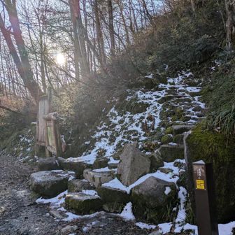 笠新道分岐まで降りてきました🙌
もう足が…((((；ﾟДﾟ))))ｶﾞｸｶﾞｸﾌﾞﾙﾌﾞﾙ
あとは消化試合で新穂高までGo👍