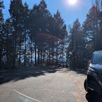 車で行ける一番上まで来たところ。本来、駐車場ではない？か、わかりませんが、数台は停めることができます。ここからスタート。ほぼほぼ頂上ですが。。。写真の通り、ここまで積雪無し。