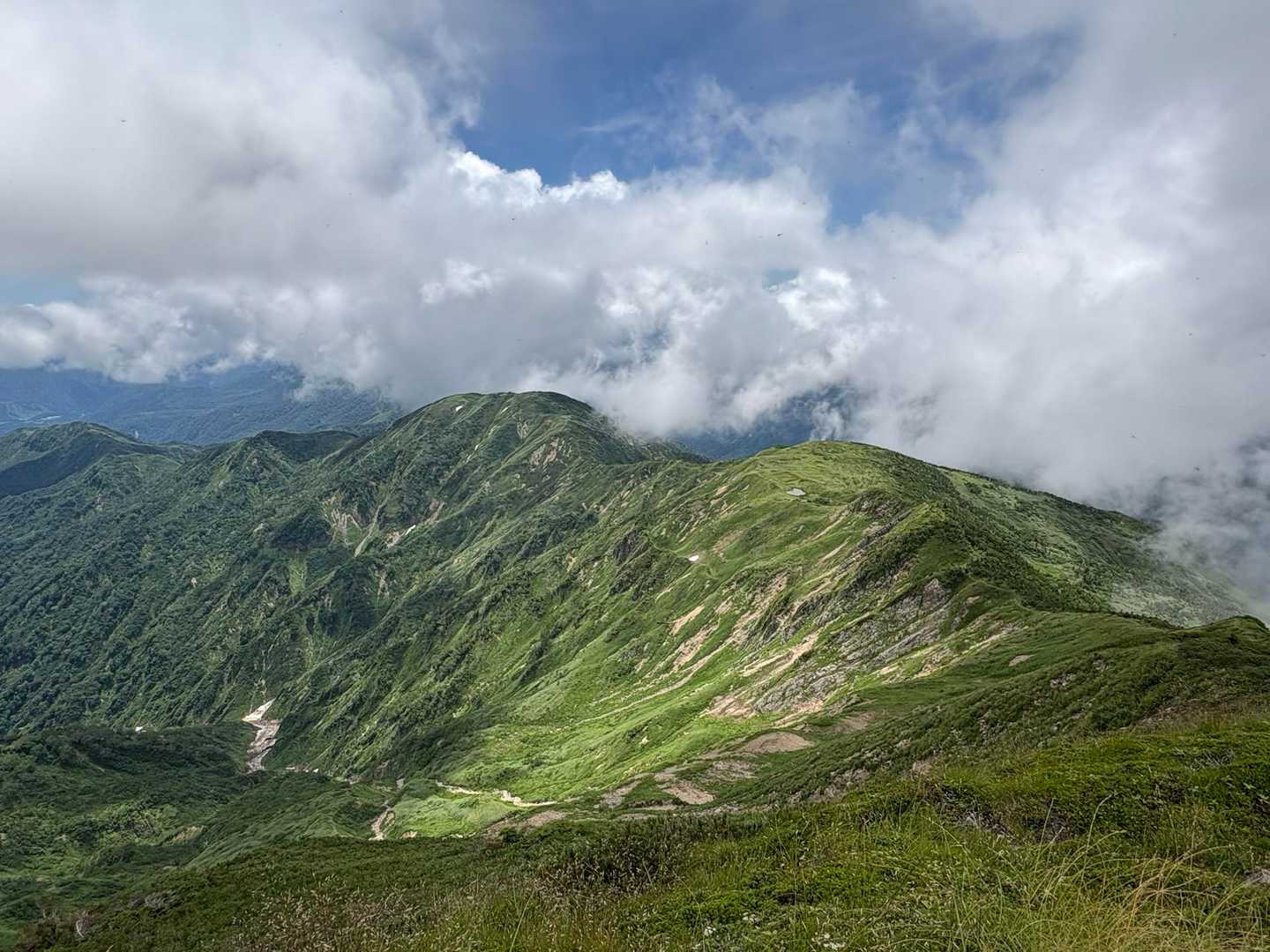 三ノ峰方面眺めながら
お昼頂きました
最高です〜