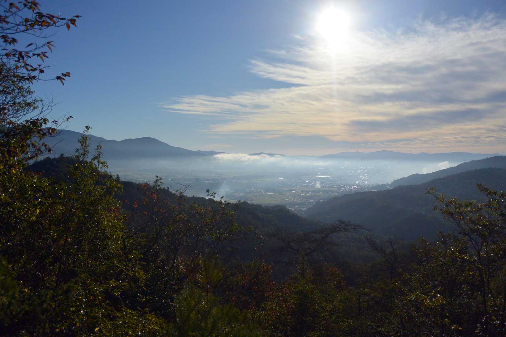 中間点の展望所から亀岡盆地を望むと
薄っすらと雲海が☁