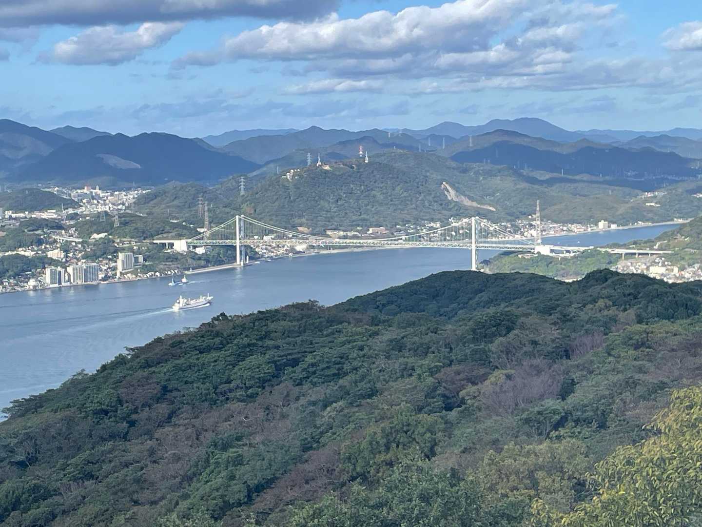 本州と九州を繋ぐ関門橋🌉ちなみに渡る手段はこれだけではありません。😃
実は、関門海峡の海底にはトンネルがあり、1つは関門トンネル（車🚗やバイク🏍️専用）
もう1つは関門トンネル人道（人👬や自転車🚲専用）があります。👍
忘れてました。🙇新幹線🚅も海底トンネルを通っています。😓