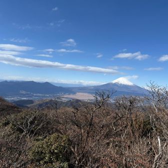 山頂で手を伸ばし撮影