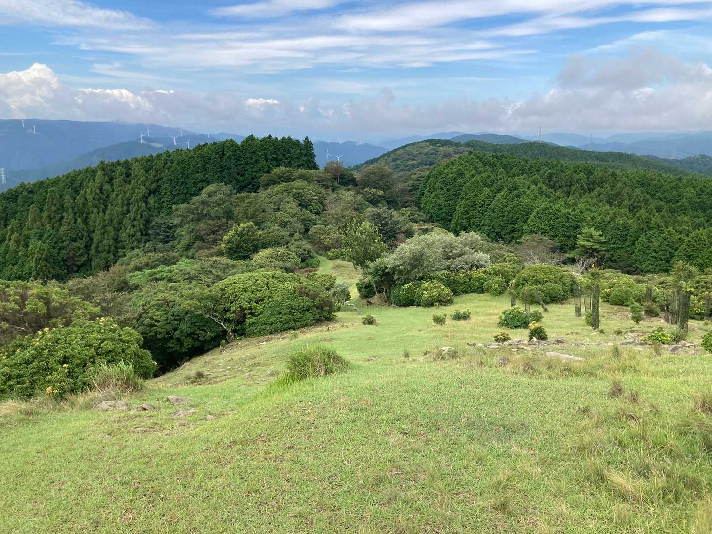 帰り道を探す。確か・・・こっちから来た❗️青山高原の風車が見える方です。