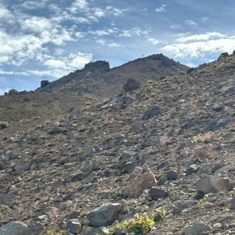剣ヶ峰の山頂が見えます。でも今日は時間がないので行きません。