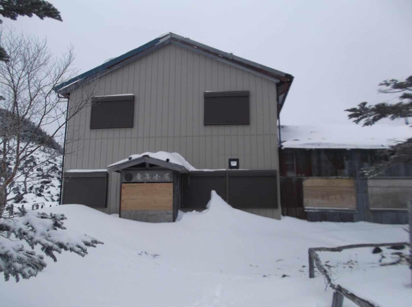 ゴーロをビビリながら下ると青年小屋に到着。ナント綺麗になってる！！
