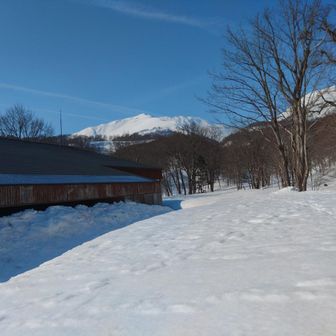 ネイチャーセンターと湯殿山
こんなに綺麗に見えるのは今の時期だけです。