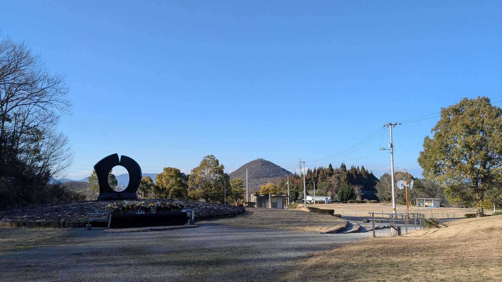 平和公園のモニュメント広場から上佐山へ