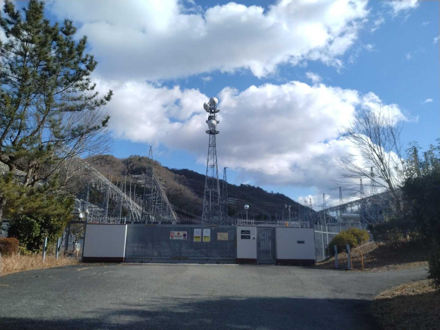 阪急バス杉生バス停から約15分歩いて、猪名川変電所着