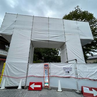 伏見稲荷大社⛩️裏参道にある石の鳥居…老朽化で近々取り壊されます〜😩