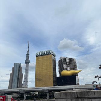 ココも大人気なんだな〜賑わってる
ニョロニョロした建物は通称「💩ビル」と知った😆