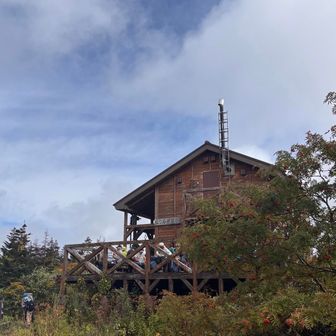 三ツ石山荘(避難小屋)
男女兼用トイレ1 、女性トイレ1
トイレ行列できます😅協力金ボックス有ります。
気持ちよく使わせていただきたいですね
