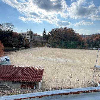 忍頂寺小学校の校庭。平日はアットホームな光景が見れそう👀✨