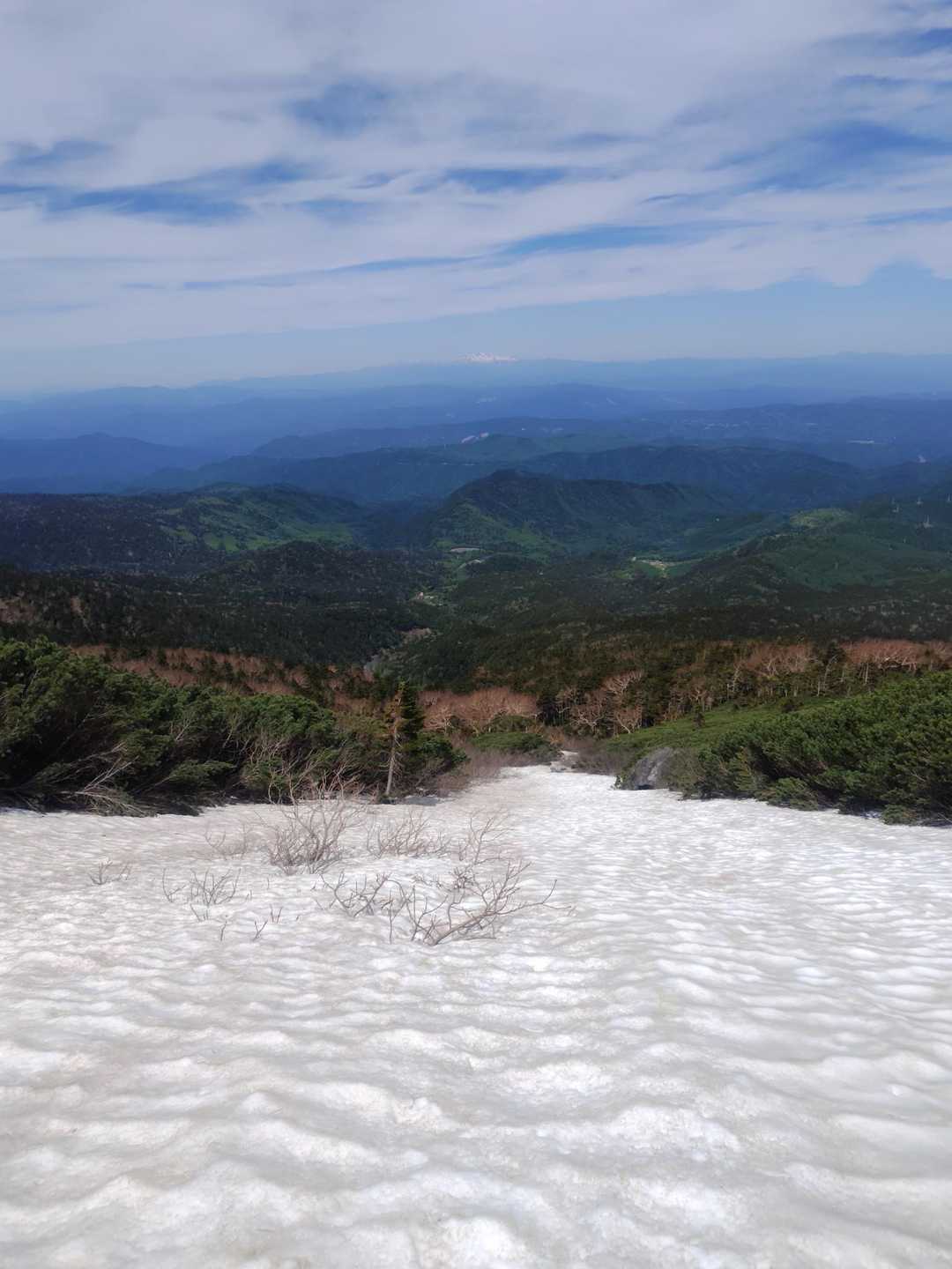 雪渓とその先には白山が✨️