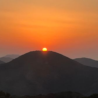 展望台に登ってみた。夕日を見るためか、人がたくさんいた。衣笠山に日が沈む。