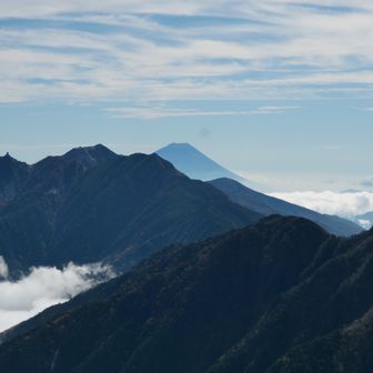 鳳凰三山の向こうに富士山