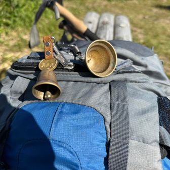往路の途中で紛失したと思われる右側のお気に入りの熊鈴の振子(3年前に知床五湖で購入した旧型:透き通るような音で心が弾む)
左側は奥日光で購入した音の小さい飾りのような熊鈴