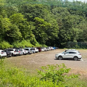 駐車場に戻ってきた、それほど車が増えていない
このあと赤褐色の天狗温泉に入ってさっぱりしてから帰宅（入湯料1,000円・駐車料領収書提示で200円割引）