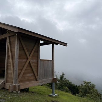木立を抜けて東屋で休憩　雲が厚くて残念
晴れてたら良い景色が望めたのにー