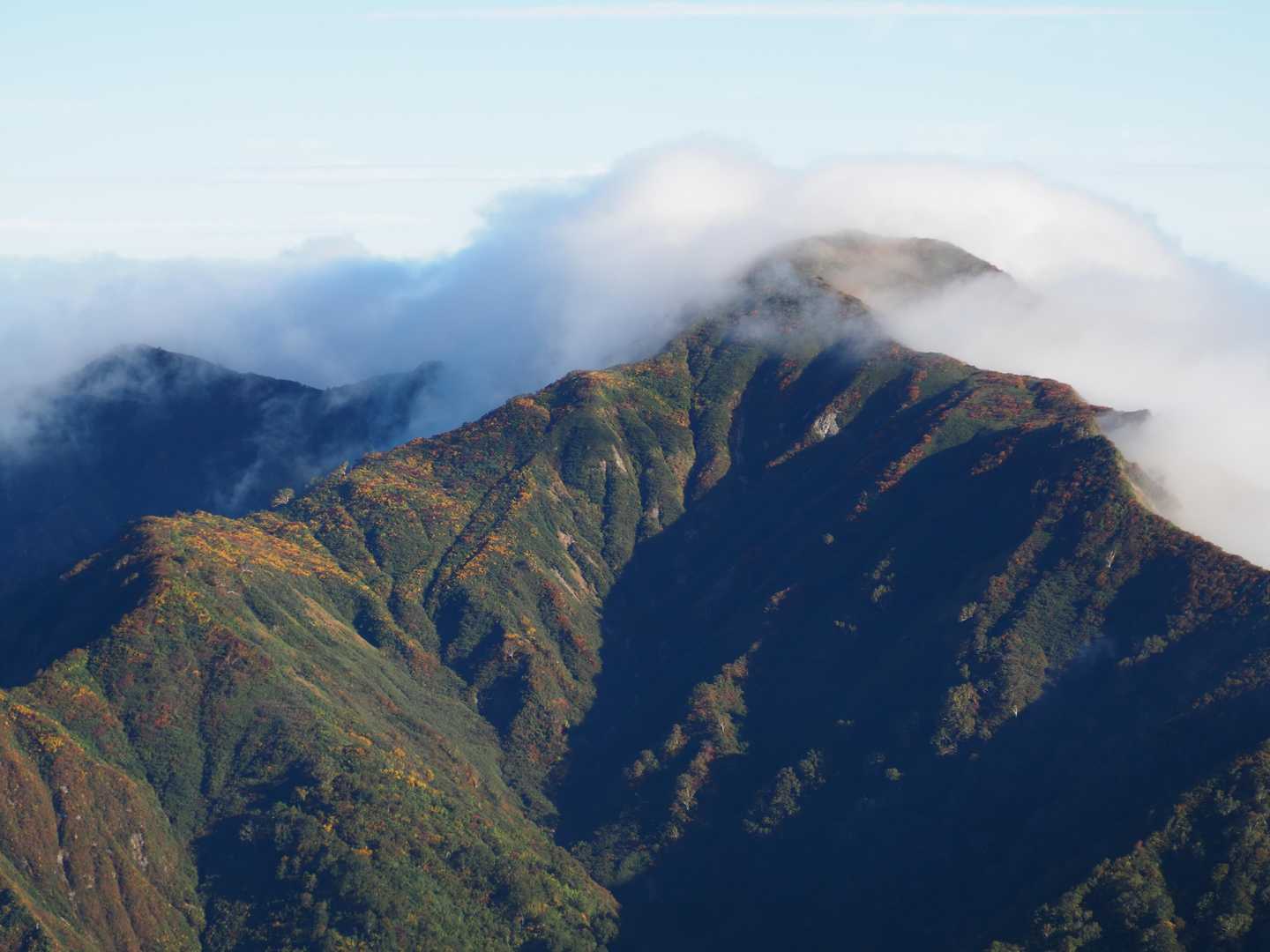 越中駒ヶ岳も雲から顔を出し始める。

僧ヶ岳経由の越中駒ヶ岳と毛勝山、どっちを登ろうか最後まで悩みました🌀

低層雲が多い予報だったので少しでも標高ある毛勝山に登りましたが、駒ヶ岳もいずれ挑戦してみたい。
