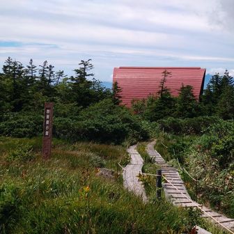 避難小屋の赤が良いです🏘️