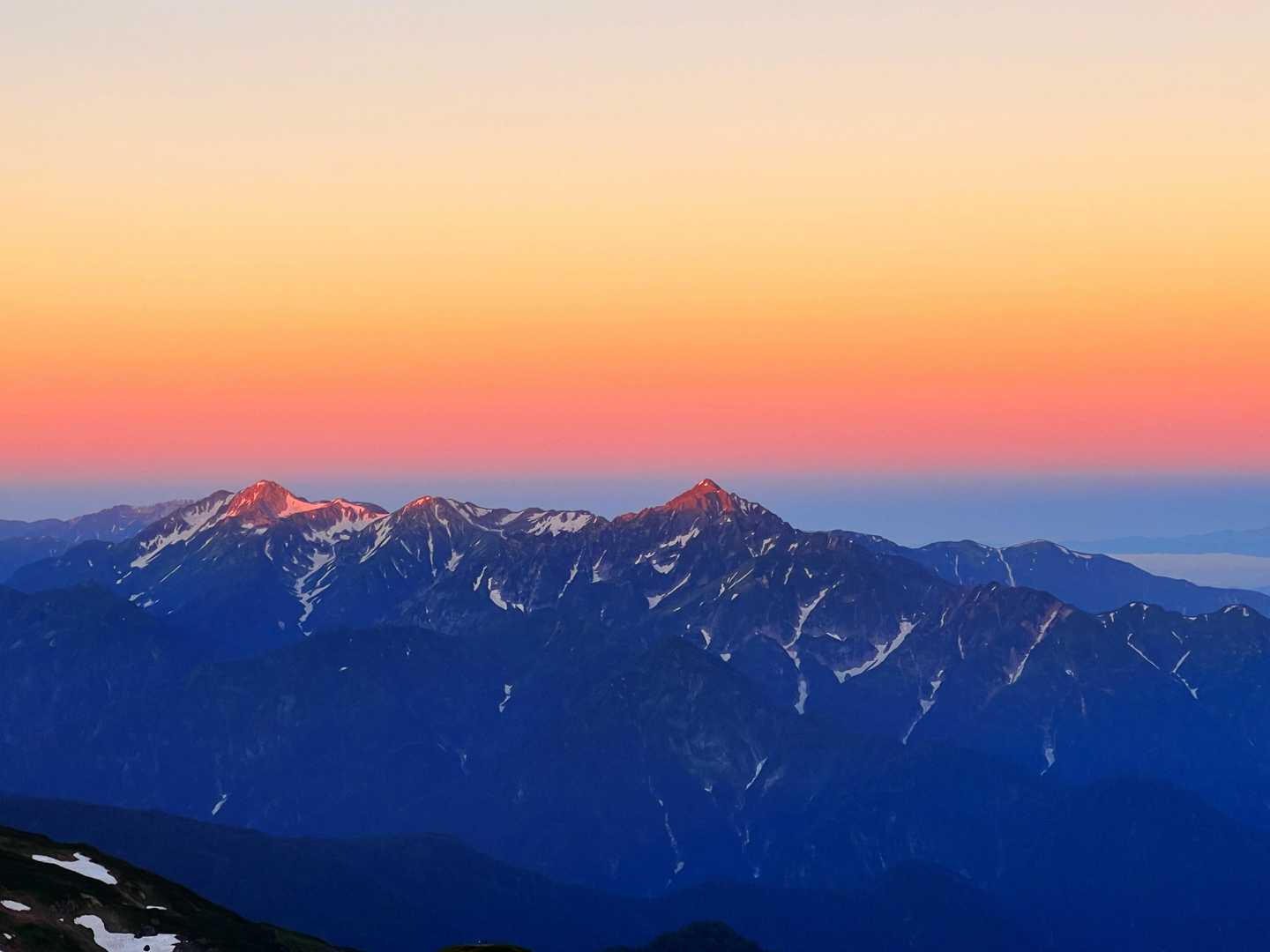 劔岳と立山連峰にモルゲンロートが当たる。