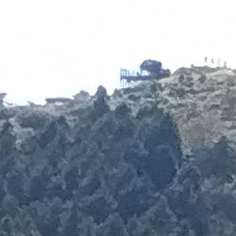 北峰から見た頂上付近
