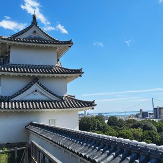巽櫓と奥に明石海峡大橋✨