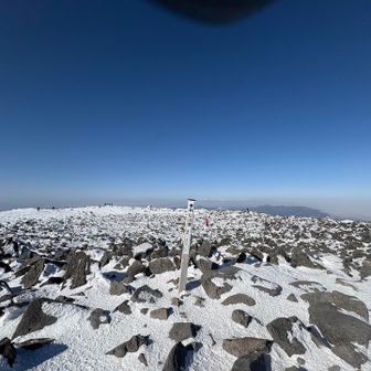 山頂はこういう感じのやつですね。
風も弱くて周回できます。