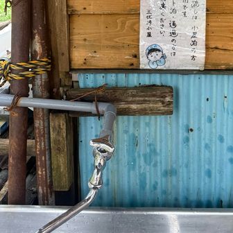 小屋泊の人は、この流しの水が使えます🙌
顔洗えて嬉しすぎた〜😆

小屋では充電📱もできるよ！