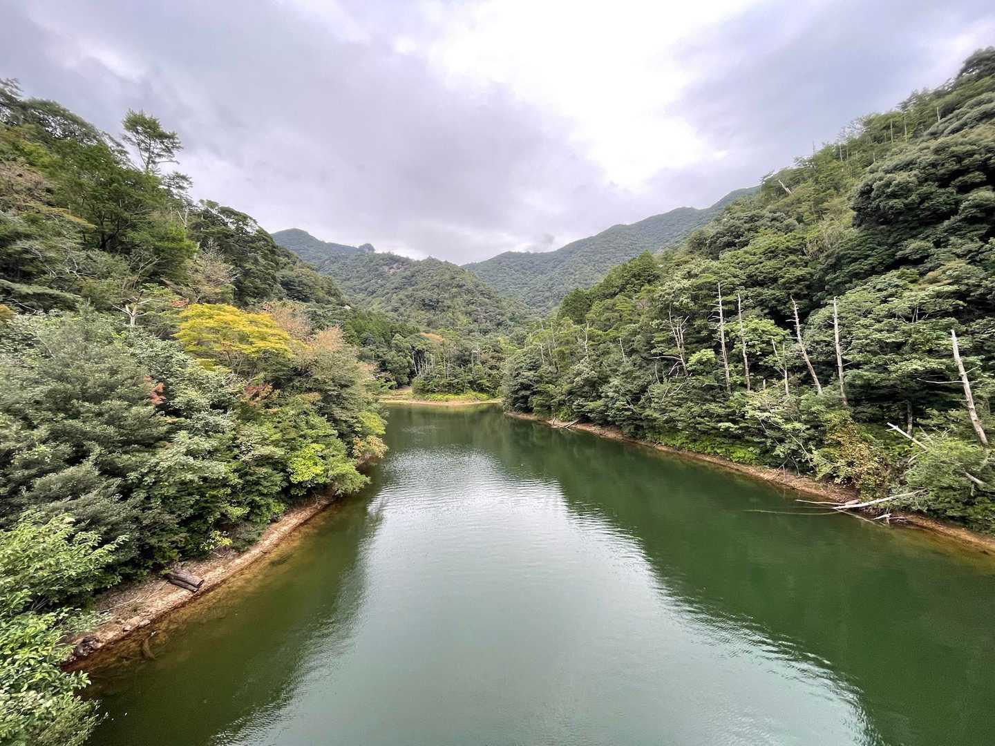 山頂から見た大濠公園のようなダムから山頂を見返す。雨ぱらつきだしました。ギリセーフ。本当にいい山です